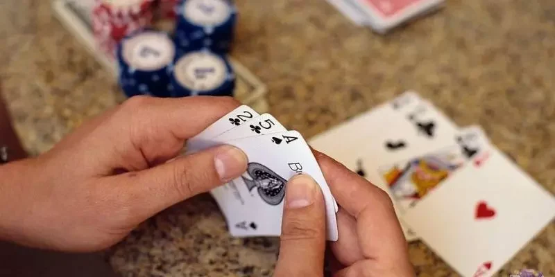 Cách chơi bài phỏm 8DAY tương tự như chơi offline